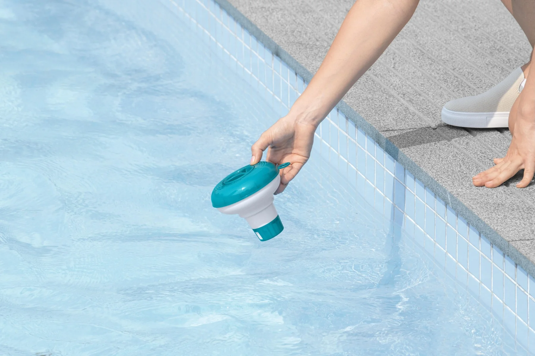 Pool & Hot Tub Chlorine Dispenser 5" Chemical Floater - Image 8