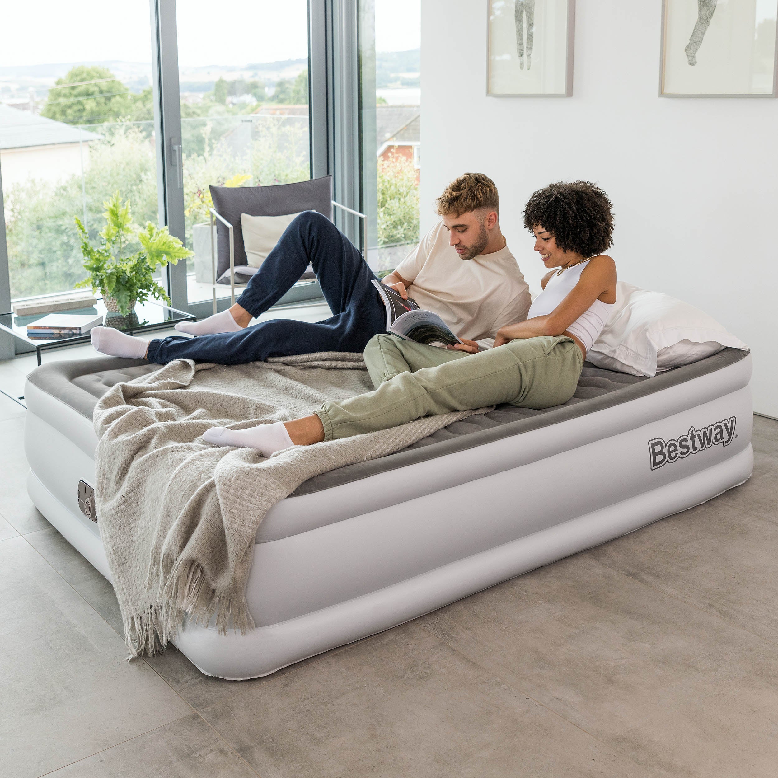 TriTech King Size Airbed with Built-in Pump - Image 4