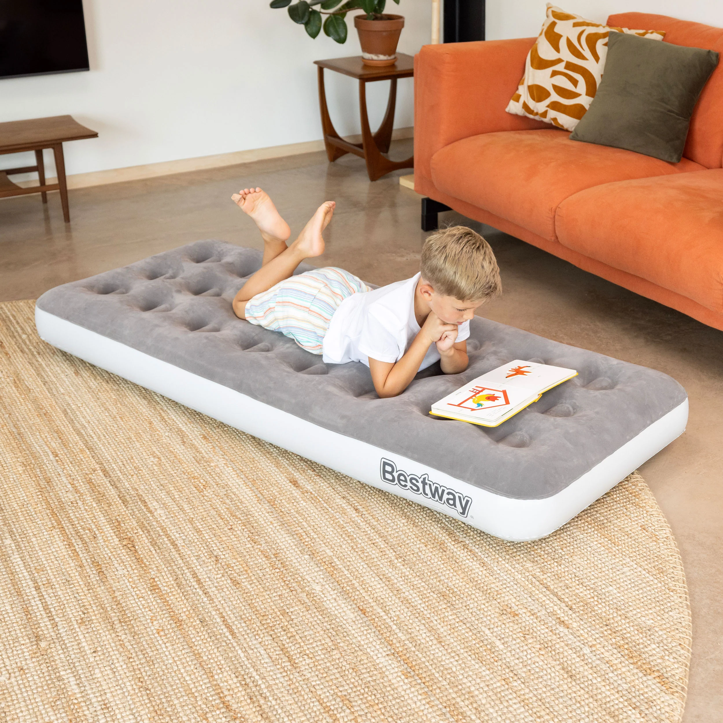 Single Flocked Airbed with Cordless Electric Battery Pump - Image 4