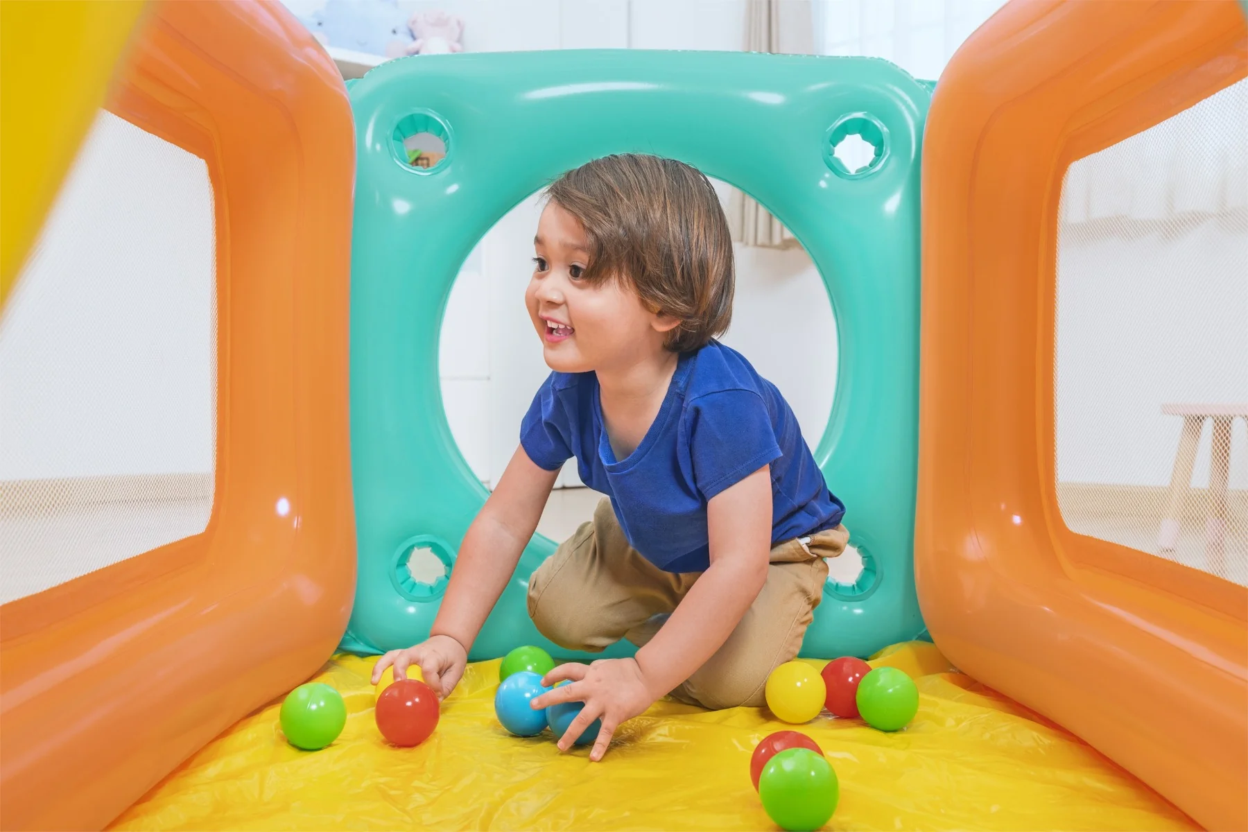 Kids Tunneltopia Inflatable Ball Pit, with 25 Balls - Image 5